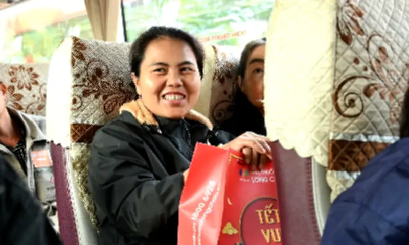 Bệnh Viện Trung Ương Huế Và Long Châu Đưa 400 Bệnh Nhân Về Quê Đón Tết Bằng 'Chuyến Xe Yêu Thương'