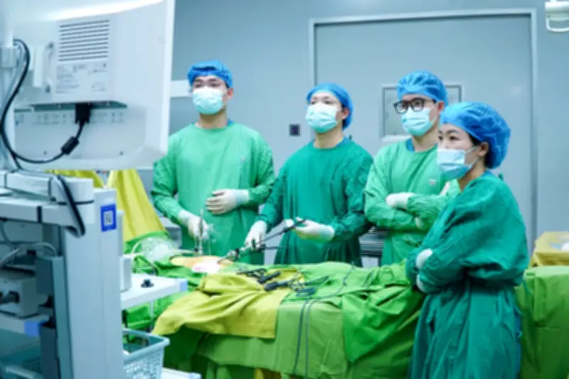 Bệnh viện TTH phẫu thuật thành công khối u quái hiếm gặp chứa tóc và xương