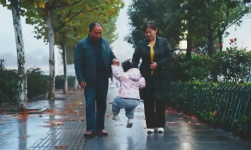 Bảo mẫu nuôi con chủ nhà suốt 5 năm khi cha mẹ bé đều ngồi tù