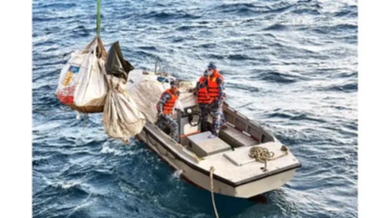 Những chuyến xuồng thách thức sóng gió đưa Tết ấm tới nhà giàn DK1/2