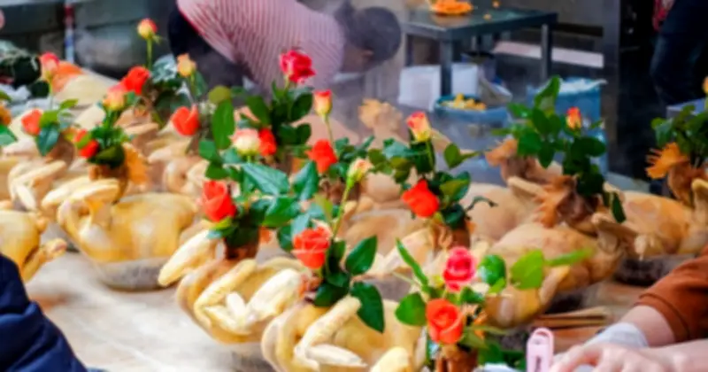 Gà luộc triệu đồng vẫn cháy hàng tại chợ Hàng Bè ngày ông Công ông Táo