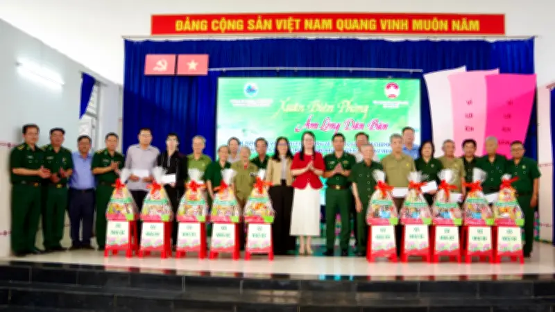 Bộ đội Biên phòng TP.HCM trao gần 900 suất quà Tết cho người dân khó khăn