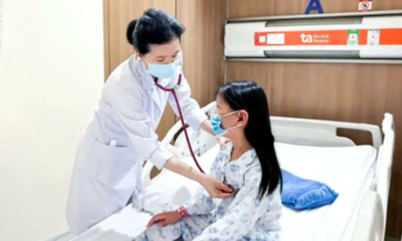 Bé trai nguy kịch vì viêm họng liên cầu, bác sĩ cảnh báo dấu hiệu dễ nhầm với dị ứng