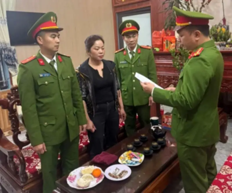 Bắt Khẩn Cấp Phụ Nữ Thu Tiền Xe Trái Phép Tại Lễ Hội Bắc Ninh Vì Cưỡng Đoạt Tài Sản