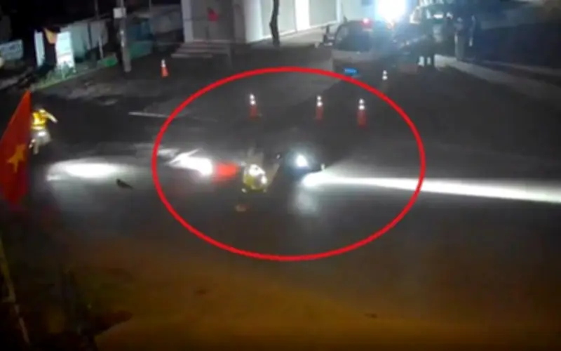 Bắt nam thanh niên mang 6 quả pháo tự chế, tổng xe máy điện vào CSGT để bỏ chạy