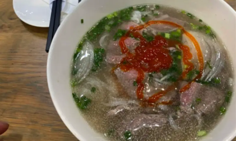 Bát phở bò 346.000 đồng ở sân bay: Đắt hay rẻ trong bối cảnh hiện nay?
