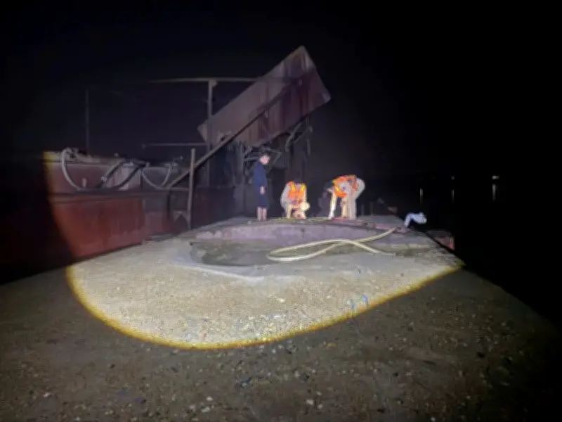 Bắt Quả Tang 2 Phương Tiện Khai Thác Cát Trái Phép Trên Sông Cầu, Hà Nội