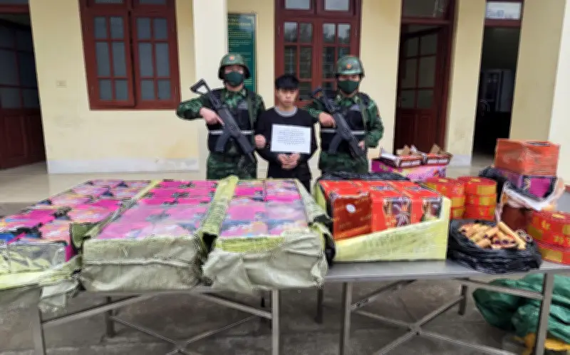 Bắt quả tang thanh niên vận chuyển pháo trái phép qua biên giới Lào Cai