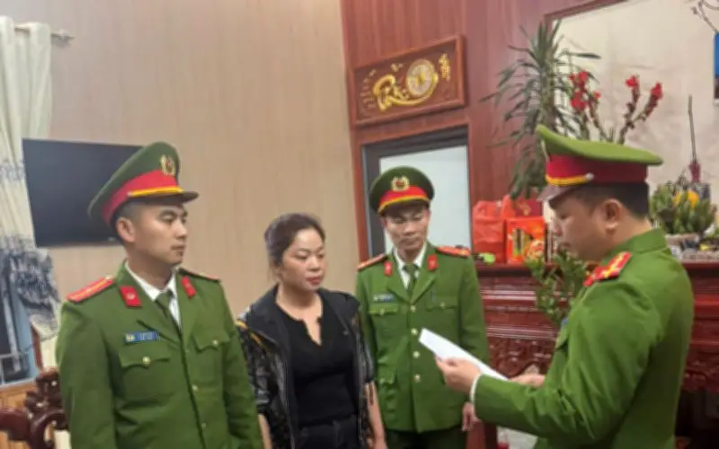 Bắt tạm giam phụ nữ 47 tuổi thu tiền đỗ xe trái phép tại Đền Bà Chúa Then