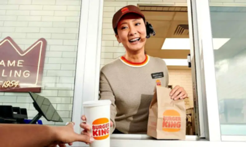 Burger King Thử Nghiệm Tai Nghe AI Theo Dõi Nhân Viên Tại 500 Cửa Hàng Mỹ