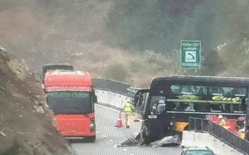 Xe khách lao vào dải phân cách, tê liệt giao thông cao tốc Cam Lâm - Vĩnh Hảo