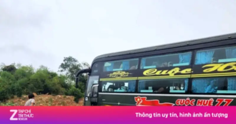 Xe khách mất lái, lao vào dải phân cách cao tốc Cam Lâm - Vĩnh Hảo, hàng chục hành khách hoảng loạn