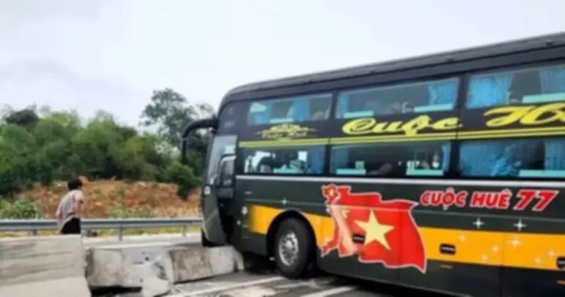 Xe khách mất lái đâm dải phân cách, hành khách hoảng loạn trên cao tốc Khánh Hòa
