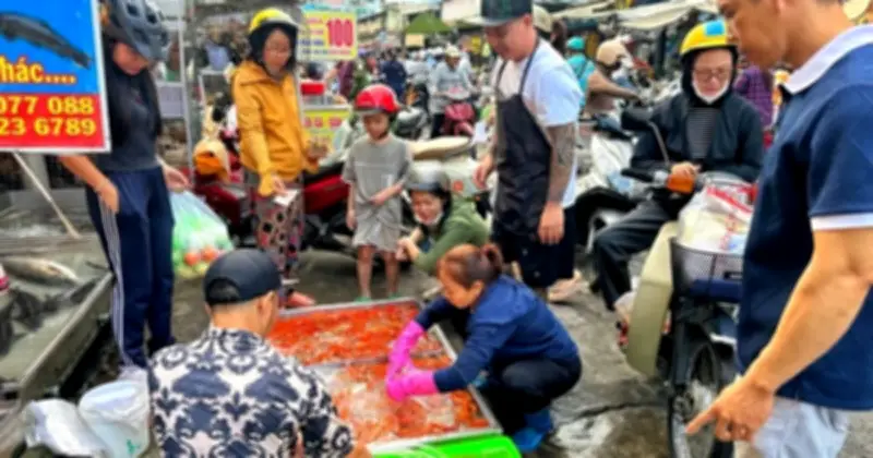 Sôi động chợ Phạm Văn Hai dịp cúng ông Táo 23 tháng Chạp tại TP.HCM