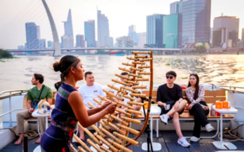 Buýt Sông Sài Gòn Kết Hợp Biểu Diễn Cồng Chiêng Và Hoa Giấy Truyền Thống Dịp Tết 2026