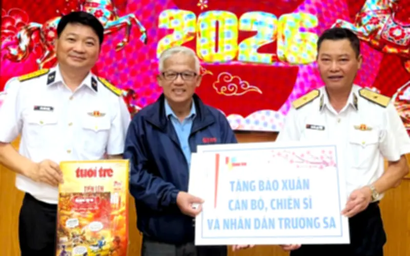 Báo Tuổi Trẻ Xuân 2026 được trao tặng quân dân Trường Sa và Vùng 4 Hải quân