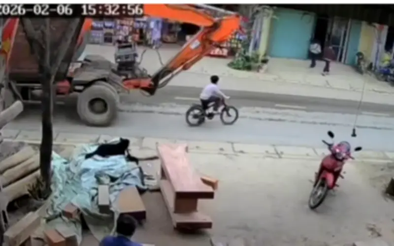 Bé trai 5 tuổi bị thương nặng dưới bánh xe máy chuyển dừng ở Hà Nội