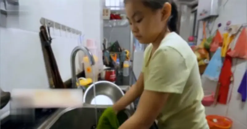 Cô bé 11 tuổi bị mắng oan, gánh vác việc nhà: Sự thiên vị âm thầm trong gia đình