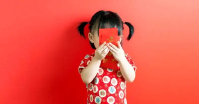 Cô bé 5 tuổi giữ chặt tiền lì xì: Trẻ hư hay đang học làm chủ tài sản?