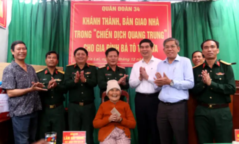 Cụ bà 88 tuổi rưng rưng nhận nhà mới từ bộ đội sau bão lũ