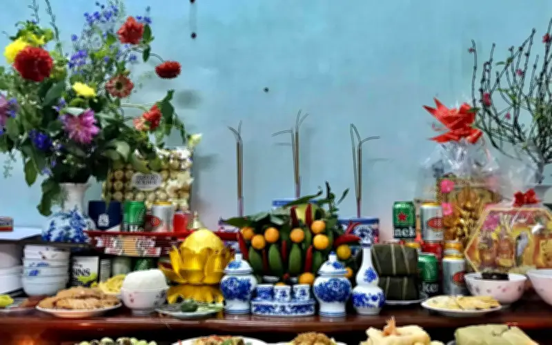 Có cần thay 3 hũ gạo, muối, nước trên bàn thờ ngay sau Tết không?