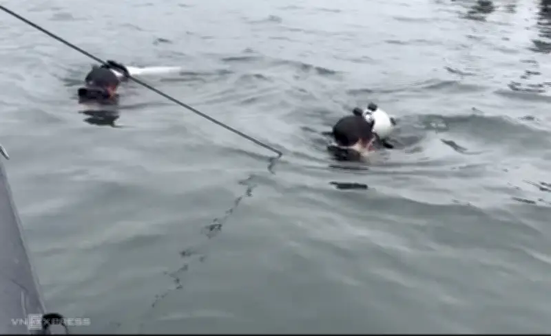 Đặc công Hải quân lặn tìm nạn nhân vụ lật tàu trên hồ Thác Bà, Lào Cai