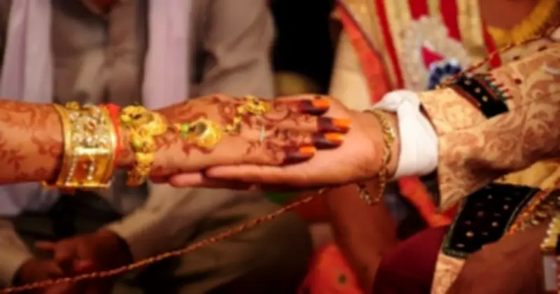 Cô dâu ngất xỉu khi nhìn mặt chú rể lớn tuổi, dư luận tranh cãi về hôn nhân sắp đặt