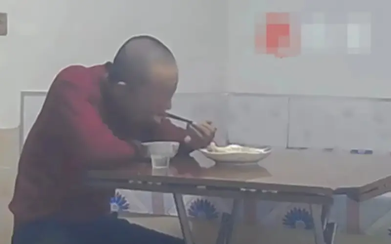 Cô gái lái xe 800 km về nhà sau khi thấy bố ăn bánh bao một mình đêm giao thừa