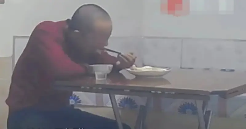 Cô gái vượt 800km về nhà sau khi xem camera thấy cha ngồi ăn một mình đêm Giao thừa