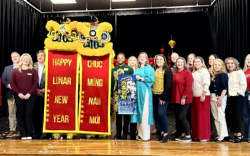 Cô giáo Mỹ gốc Việt đưa Tết cổ truyền vào lớp học tại Texas