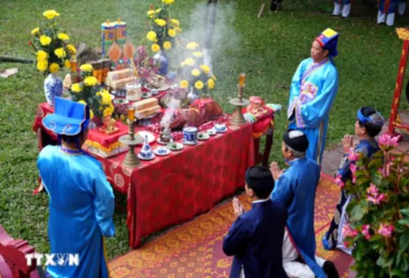 Cố Đô Huế Nhộn Nhịp Mùa Xuân, Du Khách Đổ Về Miền Di Sản