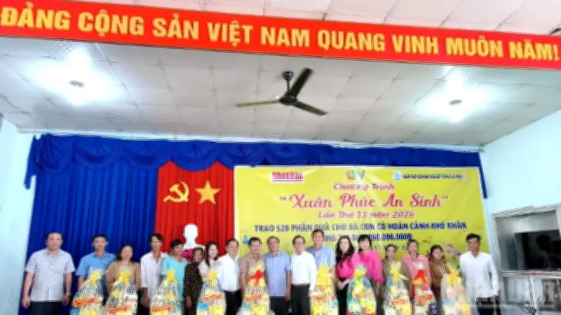 Cà Mau: Hàng trăm suất quà Tết ấm lòng đến với người dân vùng sâu vùng xa