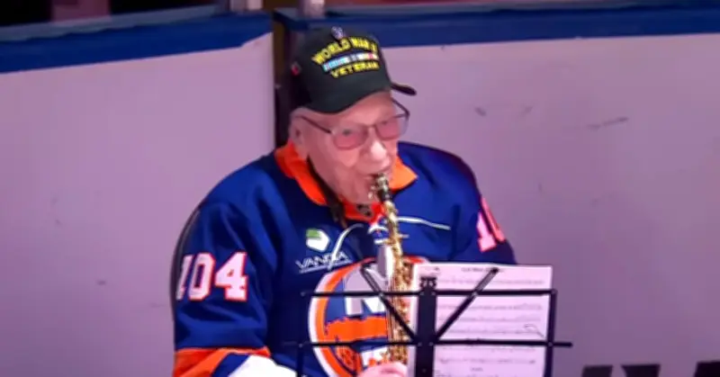 Cụ ông 104 tuổi tiết lộ bí quyết sống thọ: Mê 3 loại thực phẩm, tránh xa 1 món