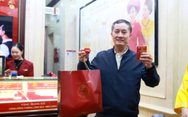 Cụ ông 70 tuổi ở Hà Nội và thói quen hơn 20 năm xếp hàng từ đêm cho mua vàng ngày Vía Thần Tài