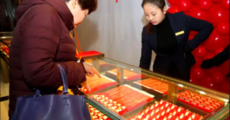 Cụ ông suýt mất gần 1 tỷ đồng vì lừa đảo mua vàng, nhân viên nhanh trí cứu nguy