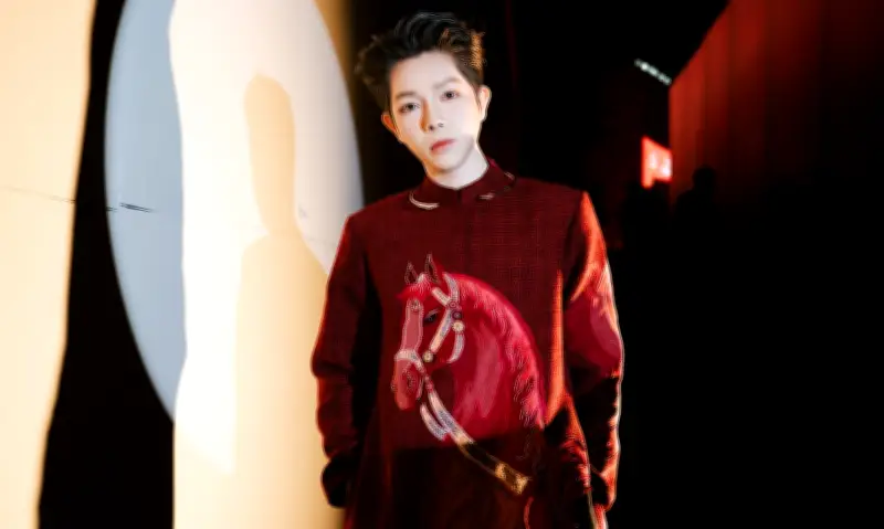 Đức Phúc và bộ sưu tập áo dài họa tiết ngựa đặc biệt đón Tết Bính Ngọ