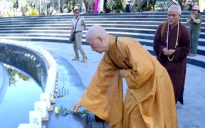 Đức Pháp Chủ Cầu Nguyện Tại Bia Tưởng Niệm Nạn Nhân COVID-19 Ở Việt Nam Quốc Tự