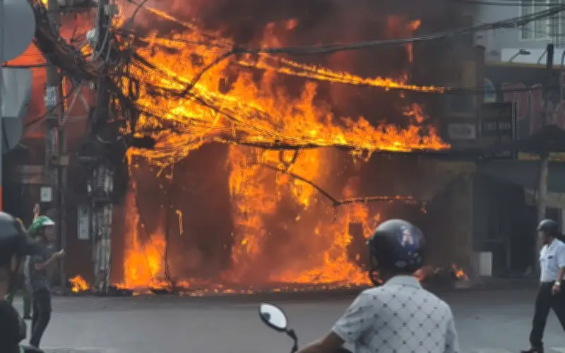 Cửa hàng đồ gỗ ở TP.HCM cháy dữ dội, lực lượng chức năng khẩn trương khống chế