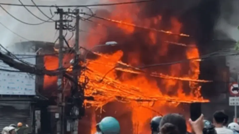 Cửa hàng nội thất TP.HCM bốc cháy dữ dội, lan sang trụ điện gây náo loạn khu dân cư