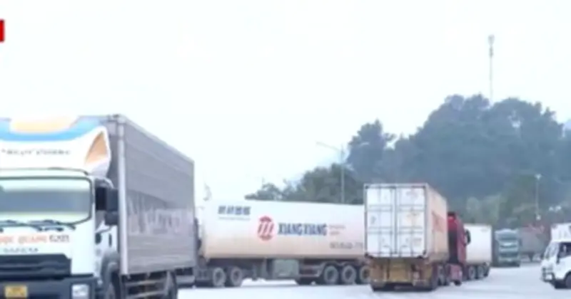 Cửa khẩu Lạng Sơn hoạt động trở lại, xe chở nông sản tăng mạnh sau Tết