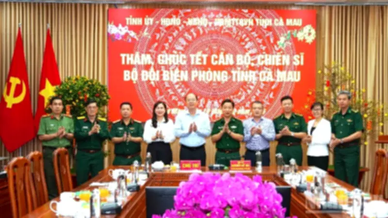 Lãnh đạo Cà Mau thăm, tặng quà Tết các lực lượng vũ trang và biên phòng