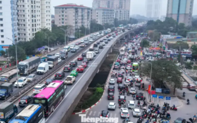 Cửa ngõ Hà Nội ùn tắc dữ dội, nội đô thông thoáng trong sáng làm việc cuối cùng