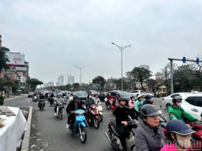 Cửa Ngõ Thủ Đô Nhộn Nhịp Trước Tết Bính Ngọ 2026: Dòng Người Hối Hả Về Quê Đoàn Tụ