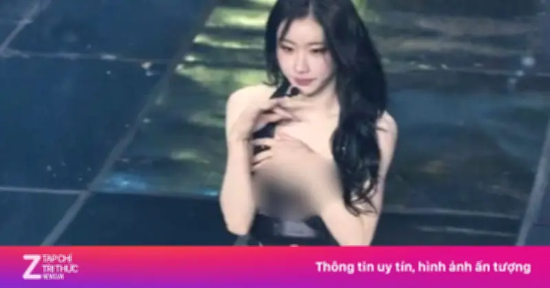 Ca sĩ ITZY Chae Ryeong gặp sự cố trang phục hớ hênh trên sân khấu concert