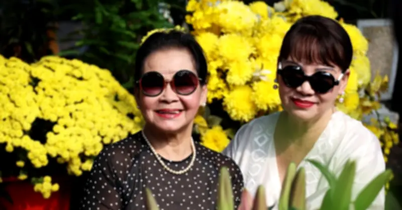 Ca sĩ Khánh Ly bất ngờ trở về Việt Nam viếng mộ nhạc sĩ Trịnh Công Sơn