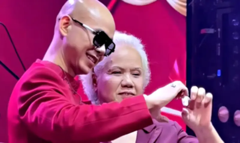 Ca sĩ Phan Đinh Tùng ra mắt nhạc Tết cùng mẹ 75 tuổi tại TP HCM