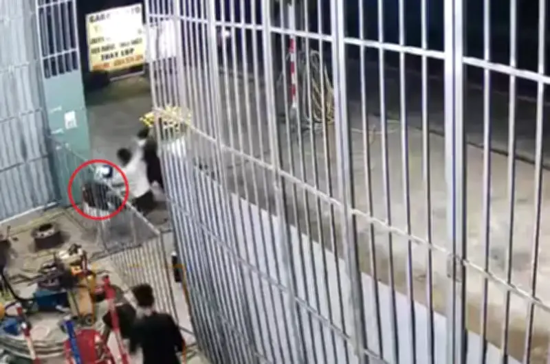 Camera an ninh ghi lại vụ cướp tấn công người đi đường tại TPHCM, 8 nghi can bị bắt giữ