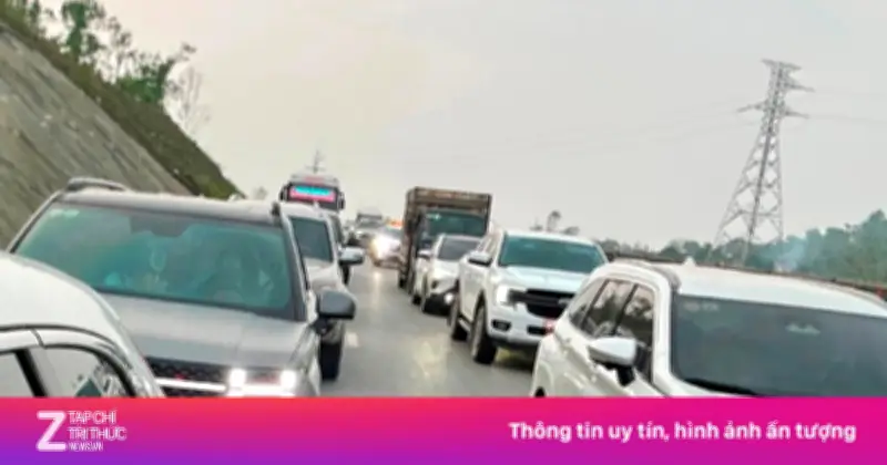 Cao tốc Bắc Nam qua hầm Thần Vũ ùn tắc nghiêm trọng trong dịp Tết Nguyên đán
