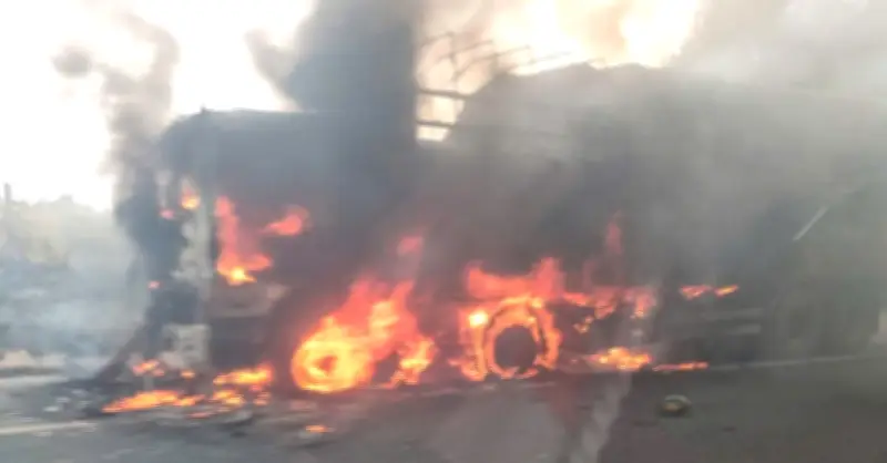 Cao tốc Phan Thiết - Dầu Giây ùn tắc vì xe tải bốc cháy chiều 25 Tết