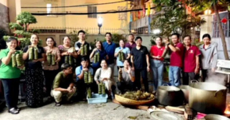 Phường Cầu Kiệu tổ chức hội thi gói bánh tét và tặng quà Tết cho hộ khó khăn